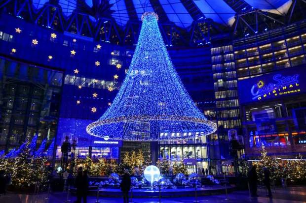 fabelhafte-weihnachten-im-sonycenter-2014-innenfassade-des-sonycenters-mit-lichtskulptur-und-brunnen.jpg